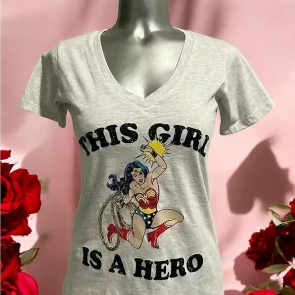 🆕Wonder Woman Graphic Fitted T-Shirt - Short Sleeve - Picture 1 of 15